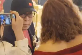 戏骨倪大红现身外甥女婚礼，戴胸花当证婚人，妻子还是倪萍的妹妹图片