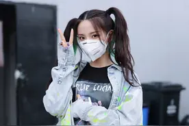 杨超越运动穿搭似校园学姐，清凉夏日酷女孩，双马尾太可了图片