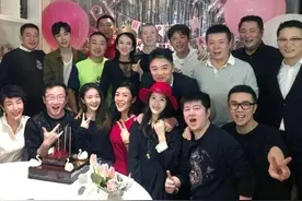 看章泽天合照时对刘强东的动作，就知道她在宫斗剧里定能活到最后图片