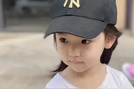 董璇女儿又晒美照！3岁就是小潮人，牛仔外套配棒球帽比大人时髦图片