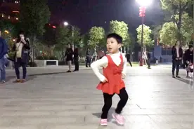 太厉害了！4岁小姑娘广场《闯码头》盼你快长大，哥开大奔来接你视频封面