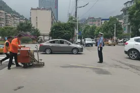 六枝交警：强化“两建设” 开展“两行动”全面助推城市交通文明畅通提升工程图片
