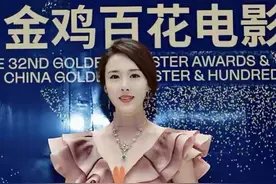 颜丹晨“括号臀”太惊艳，藕粉色鱼尾裙勒出凹凸感，美得太不真实图片
