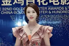 颜丹晨“括号臀”太惊艳，藕粉色鱼尾裙勒出凹凸感，美得太不真实图片