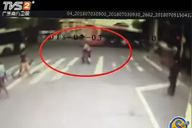 马路上的暖心一幕，公交车司机下车背起老奶奶过马路，为他点赞！视频封面