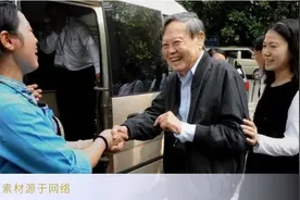 杨振宁百岁生日精神饱满，赠予妻子奥迪A6，5辆座驾价值百万图片
