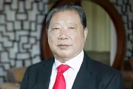 低调的辽宁富豪：身价高达420亿，一台老人机用了7年舍不得换图片