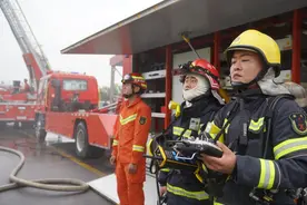 演习！面对“不法分子”，消防、武警反恐处突、灭火救援图片