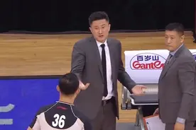 推人了吗？徐杰犯规后被胡明轩替下！杜锋与36号裁判闫军交涉图片