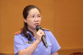 越南的检察官和法官制服图片