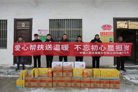 中建八局发展建设有限公司济南分公司到省教育厅第一书记帮包村送温暖图片