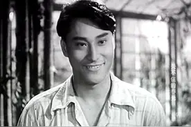魁梧阳刚不亚于高仓健，被称银幕美男子，《渡江侦察记》中演杨威图片