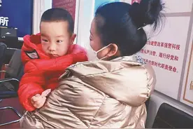后续丨“小天意”已被姥姥接走，吻别“辛妈妈”图片