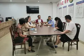 海沧：一老丈人提刀怒斥女婿图片