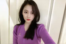 关晓彤晒美照，长发搭配紫色毛衣显甜美，并调侃是瘦了二两的自拍图片
