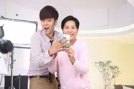 罗志祥与妈妈贴胸亲吻，日本女星与父兄共浴，直言不洗怕爸爸受伤图片