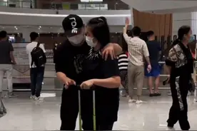 岳云鹏深夜亲自去机场接媳妇，当众索吻却被嫌弃，一路打闹秀恩爱图片
