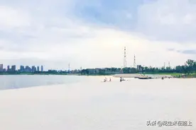 西安这个免费公园有一片白沙滩，搭帐篷玩沙子，遛娃的好地方图片