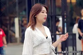 白色V领短衫+紧身牛仔裤搭配，简单时尚的穿搭，尽显青春靓丽美图片