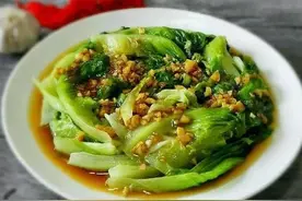一块钱买的生菜这样做，颜色翠绿，口感清脆，一上桌就吃光了图片