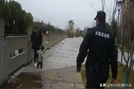 杭州17个月的奶娃独自在路边踩水洼，接下来的一幕暖了图片