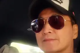别以为他只会演包青天的展昭，何家劲还会唱歌，当老板也很成功图片