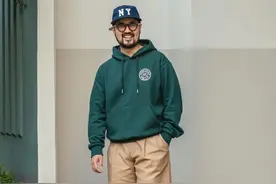 别人穿卫衣像潮男，你穿却很土？裤子的选择很关键，这4条准备好图片