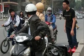 越南警察街头执勤真疯狂，为树形象，矮个大肚警察不得街头执勤图片