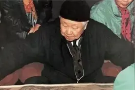 老汉出价800万卖传家宝，专家估价1万，老汉转身卖1980万图片
