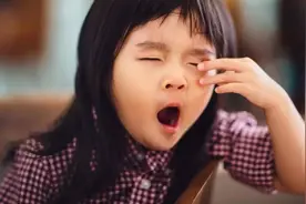 孩子在幼儿园不午睡，家长要求强制性睡眠，遭到了老师的反对图片