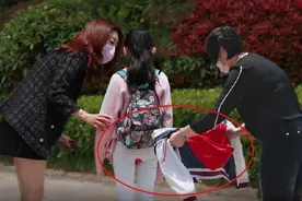 女孩路上"来初潮"，白裤变红浑然不知，阿姨脱衣：姑娘快挡住图片