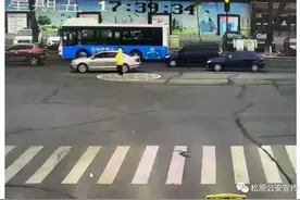 一把暖心伞 感动一座城 热心市民向冒雨执勤交警赠伞图片