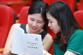 有种读研叫“考得上读不起”，一年六位数的学费，让父母难以承担图片