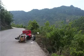 摩托车翻倒崖边 骑车人却不见了！公安消防在山崖下救回两名伤者图片