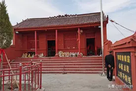这个山上香火太旺，石头香炉都被烧炸，还供着“十大名医”图片