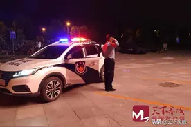 巡逻夜，2名男孩将3瓶矿泉水塞进济南长清公安巡逻警车图片