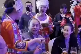 老戏骨张光北被美女簇拥投喂，老婆在尴尬微笑，结婚31年零绯闻图片