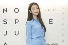 IU天蓝色裤装清新优雅，长发知性温婉，给人带来一抹清凉图片