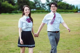 吉娜和郎朗挽手游校园 穿学生制服的她竟如此女神图片