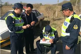 运政人员检查违法车辆被殴打，手持的执法记录仪也被打掉拿走图片
