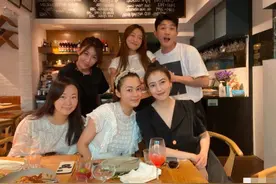 高圆圆被传怀二胎后与友人小聚，和男闺蜜贴脸搭肩不怕赵又廷吃醋图片