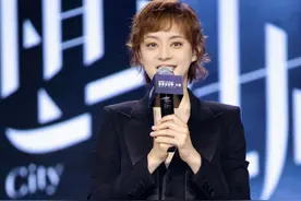 孙俪这次穿对了，阔腿裤造型很显腿长，留个“小卷发”真洋气图片