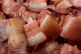 香港街头的五花肉盒饭，五花肉看着肥却不腻，搭配酸菜特别下饭图片