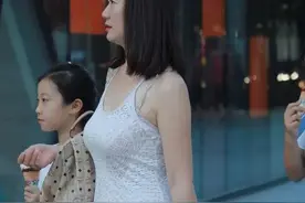 街拍：你能看出这个阿姨有40岁还是50岁了吗？图片