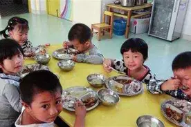 幼儿园饭菜真香”老师家长群发孩子午餐照，宝妈竖起大拇指图片