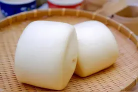 农村外婆发面不用酵母粉，换成一碗“酒”，发酵快，馒头松软香甜图片