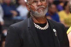 预测NBA球员老了长啥样！萌神库里变化巨大，詹姆斯老了气质依旧图片