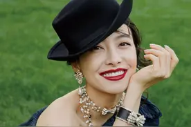 宋茜礼帽小黑裙法式大片 变身俏皮优雅的小女人图片
