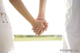 让女同事假扮女友回家见父母，女同事离职后，俺才知后悔已晚图片