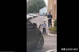 什么，孩子过家家不再披床单扮白素贞，而是真的上岗当保安了？图片